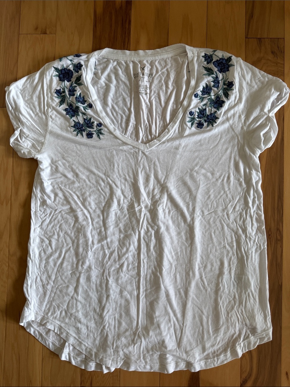 NWOT American Eagle Outfitters Embroidered V-Neck White Women's Tee - M